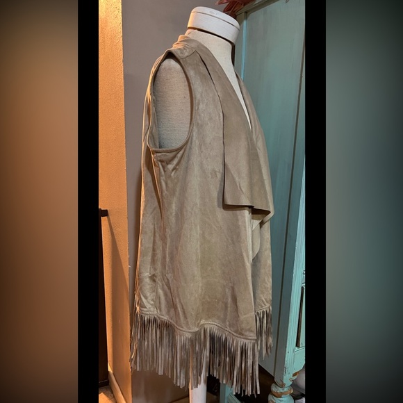 City Chic NWT Faux Suede Tan (Stone) Fringe Drape Vest Plus Size XS 14 RV $79 - Picture 2 of 7